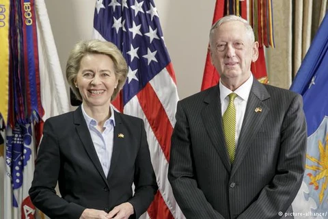 Bộ trưởng Quốc phòng Đức Ursula von der Leyen (trái) và người đồng cấp Mỹ James Mattis. (Nguồn: dw.com)