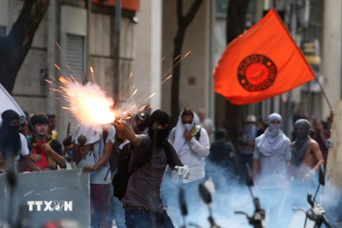Xung đột giữa cảnh sát và người biểu tình tại thành phố Rio de Janeiro, Brazil. (Nguồn: EPA/TTXVN)
