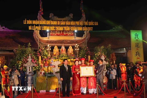 Lễ trao Bằng ghi danh di sản văn hóa phi vật thể cho lễ phát lương Đức Thánh Trần. (Nguồn: TTXVN)