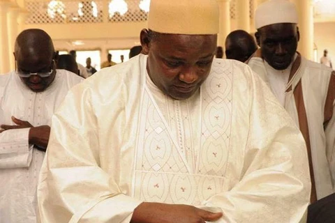 Tổng thống Gambia Adama Barrow trong một buổi cầu nguyện. (Nguồn: smbcgo.com)