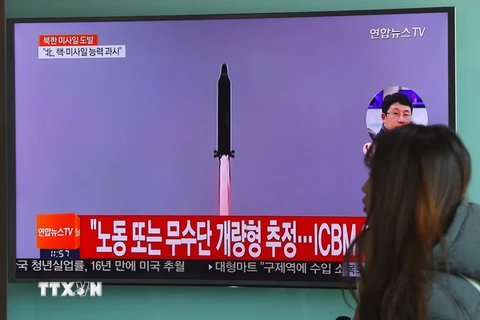 Người dân Hàn Quốc theo dõi trên truyền hình về vụ thử tên lửa của Triều Tiên tại nhà ga ở Seoul. (Nguồn: AFP/TTXVN)