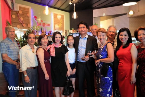 Đại sứ Nguyễn Việt Dũng và phu nhân chụp ảnh lưu niệm với bà con Việt kiều tại buổi gặp mặt. (Nguồn: Đại sứ quán Việt Nam tại New Zealand​)