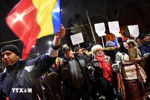 Hàng chục nghìn người tham gia cuộc biểu tình chống Chính phủ ở thủ đô Bucharest, Romania. (Nguồn: AFP/TTXVN)