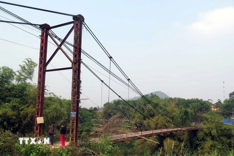 Cầu treo Bình Yên bị đứt cáp treo nên người dân không thể đi lại được. (Ảnh: Quang Đán/TTXVN)