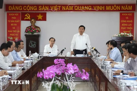 Bí thư Thành ủy Đinh La Thăng phát biểu tại buổi làm việc. (Ảnh: Thanh Vũ/TTXVN)