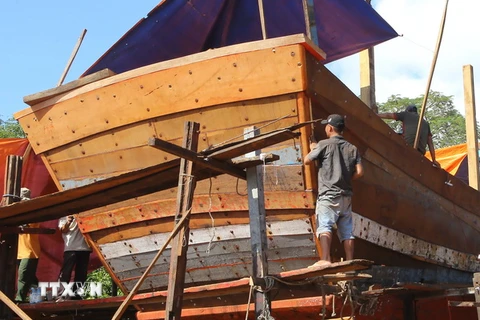 Từ số tiền bồi thường, ngư dân thị trấn Thuận An, huyện Phú Vang đầu tư đóng mới tàu cá vươn khơi xa. (Ảnh: Hồ Cầu/TTXVN)