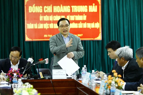 Bí thư Thành ủy Hà Nội Hoàng Trung Hải thăm và làm việc với Ban quản lý đường sắt đô thị Hà Nội. (Ảnh: An Đăng/TTXVN)