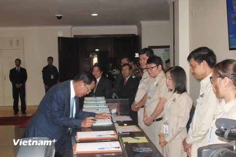 Thủ tướng Samdech Hun Sen đăng ký tham dự phiên họp. (Nguồn: Cơ quan thường trú TTXVN tại Phnom Penh)