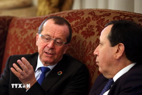 Đặc phái viên của Liên hợp quốc tại Libya Martin Kobler (trái) và Ngoại trưởng Tunisia Khémaies Jhinaoui (phải) tại cuộc gặp về tình hình ở Libya, tại Cairo, Ai Cập. (Nguồn: EPA/TTXVN)