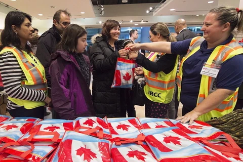 Các tình nguyện viên tiếp đón người nhập cư vào Canada. (Nguồn: Canadian Press)