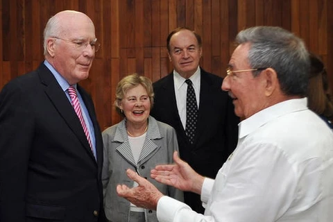 Chủ tịch Raúl Castro và Thượng nghị sỹ Patrick Leahy (trái) trong cuộc gặp tại La Habana hồi tháng 2/2012. (Nguồn: AP)