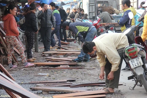 Độc đáo những khu chợ gỗ bán theo cân tại làng Đồng Kỵ