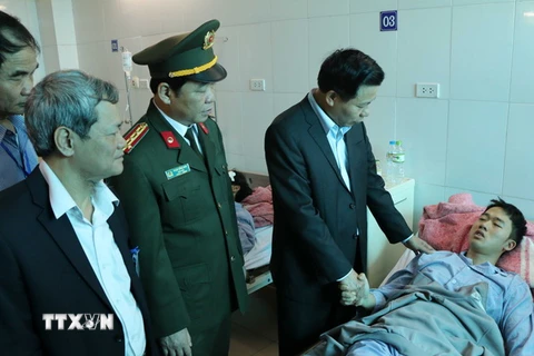 Bí thư Tỉnh ủy Nguyễn Nhân Chiến và Chủ tịch tỉnh Bắc Ninh Nguyễn Tử Quỳnh thăm hỏi, trao hỗ trợ các nạn nhân trong vụ nổ xe khách. (Ảnh: Thái Hùng/TTXVN)