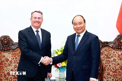 Thủ tướng Nguyễn Xuân Phúc tiếp Bộ trưởng Thương mại quốc tế Vương quốc Anh Liam Fox. (Ảnh: Thống Nhất/TTXVN)