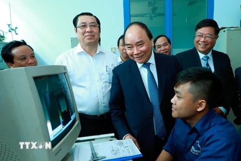 Thủ tướng Nguyễn Xuân Phúc thăm xưởng thực hành cơ khí của trường Đại học Bách khoa thuộc trường Đại học Đà Nẵng. (Ảnh: Thống Nhất/TTXVN)