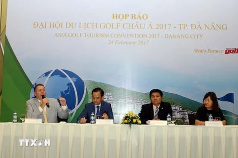 Ông Peter Walton, Chủ tịch Tổ chức Du lịch Golf thế giới IAGTO, trả lời các câu hỏi tại buổi họp báo. (Ảnh: Trần Lê Lâm/TTXVN)