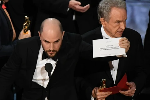 Nhà sản xuất phim ''La La Land'' Jordan Horowitz giơ cao tấm thiệp ghi ''Moonlight'' là Phim hay nhất. (Nguồn: AFP)