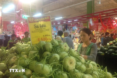 Khách hàng mua sắm tại siêu thị BigC Thăng Long Hà Nội. (Ảnh: Đỗ Phương Anh/TTXVN)