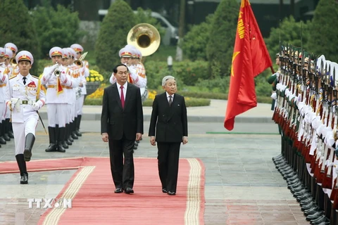 Chủ tịch nước Trần Đại Quang và Nhà vua Nhật Bản Akihito duyệt Đội danh dự Quân đội Nhân dân Việt Nam. (Ảnh: Nguyễn Dân/TTXVN)