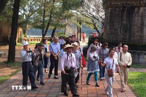 Khách du lịch Nhật Bản tham qua chùa Thiên Mụ, địa điểm du lịch nổi tiếng của thành phố Huế. (Ảnh: Quốc Việt/TTXVN)