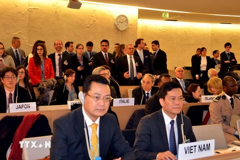 Thứ trưởng Bộ Ngoại giao Hà Kim Ngọc (bên phải) và đoàn đại biểu Việt Nam tham dự Hội nghị cấp cao khóa 31 Hội đồng Nhân quyền Liên hợp quốc tại Geneva. (Ảnh: Tố Uyên/TTXVN)