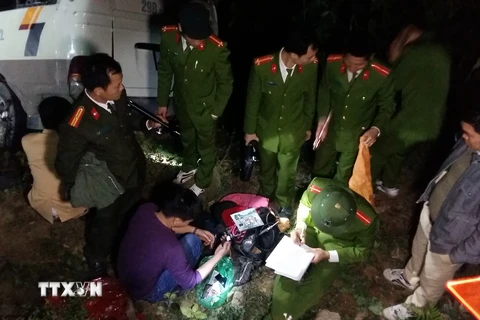 Lực lượng chức năng tỉnh Lào Cai khám nghiệm hiện trường và điều tra nguyên nhân vụ tai nạn. (Ảnh: Hương Thu/TTXVN)