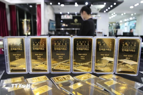Vàng miếng được bày tại Sàn giao dịch vàng ở Seoul, Hàn Quốc. (Nguồn: YONHAP/TTXVN)