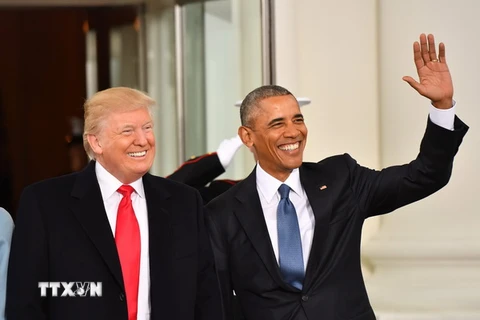 Cựu Tổng thống Barack Obama (phải) và Tổng thống Donald Trump (trái) trước khi diễn ra lễ nhậm chức tại Nhà Trắng. (Nguồn: EPA/TTXVN)