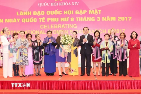 Chủ tịch nước Trần Đại Quang và Chủ tịch Quốc hội Nguyễn Thị Kim Ngân chụp ảnh lưu niệm với các đại biểu tại buổi gặp mặt. (Ảnh: Trọng Đức/TTXVN)