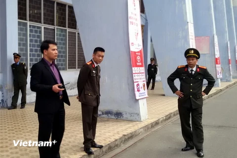 Nhân viên an ninh sân Lạch Tray từ chối cho phóng viên vào sân tác nghiệp. (Ảnh: Văn Đức/Vietnam+)