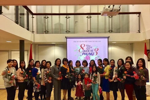 Đại sứ Ngô Thị Hòa gặp gỡ chị em phụ nữ tại Hà Lan nhân dịp ngày Quốc tế Phụ nữ 8/3. (Nguồn: Đại sứ quán Việt Nam tại Hà Lan)