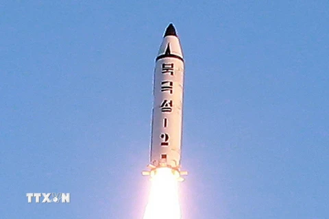 Một tên lửa đạn đạo tầm trung Pukguksong-2 của Triều Tiên được phóng từ căn cứ không quân Banghyon, tỉnh Bắc Pyongan. (Nguồn: YONHAP/TTXVN)
