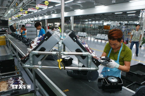 Dây chuyền sản xuất thiết bị điện tử gia dụng tại công ty LG Electronics Việt Nam. (Ảnh: Lâm Khánh/TTXVN)