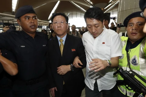 Đại sứ Triều Tiên Kang Chol tại sân bay quốc tế Kuala Lumpur trước khi rời Malaysia. (Nguồn: AP)