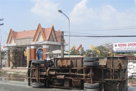 Bình Phước: Lật xe tải chở sắn, 2 người đi xe máy thiệt mạng