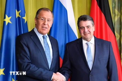 Ngoại trưởng Nga Sergei Lavrov (trái) và người đồng cấp Đức Sigmar Gabriel (phải) tại cuộc gặp ở Bonn, Đức ngày 16/2. (Nguồn: AFP/TTXVN)
