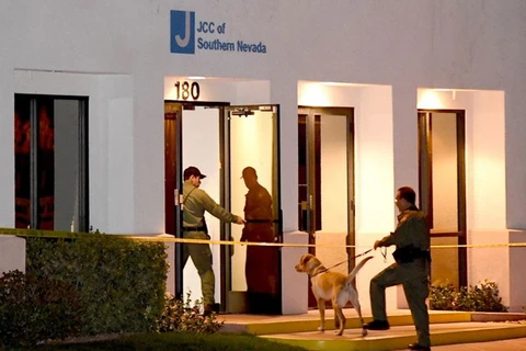 Cảnh sát Las Vegas khám xét Trung tâm Cộng đồng Do Thái tại Nam Nevada sau khi nhận một cuộc gọi đe dọa. (Nguồn: AFP)
