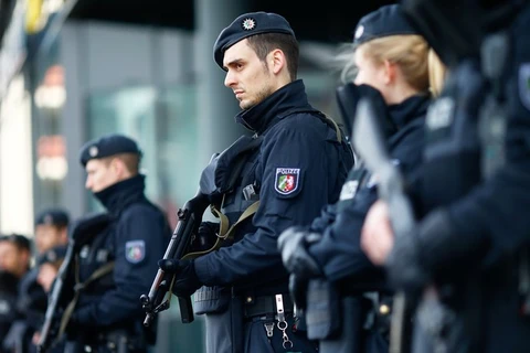 Cảnh sát Đức phong tỏa trung tâm mua sắm Limbecker Platz. (Nguồn: Reuters)