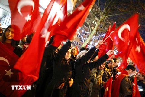 Người Thổ Nhĩ Kỳ ở Hà Lan biểu tình bên ngoài lãnh sự quán Thổ Nhĩ Kỳ ở Rotterdam. (Nguồn: AFP/TTXVN)