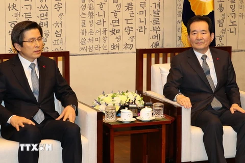 Chủ tịch Quốc hội Chung Sye-kyu (phải) và quyền Tổng thống Hwang Kyo-ahn. (Nguồn: Yonhap/TTXVN)