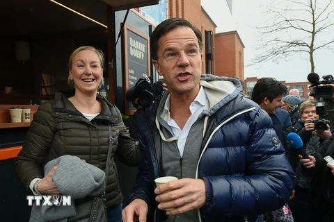 Thủ tướng Hà Lan Mark Rutte (phải) gặp gỡ cử tri trong cuộc vận động tranh cử tại Wormerveer. (Nguồn: AFP/TTXVN)