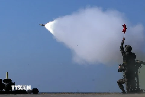 Không quân Hàn Quốc bắn tên lửa Mistral tầm ngắn di động trong cuộc tập trận. (Nguồn: Yonhap/TTXVN)