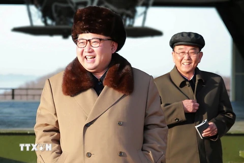 Nhà lãnh đạo Triều Tiên Kim Jong-un (trái) thị sát buổi vận hành thử một động cơ tên lửa đẩy. (Nguồn: EPA/TTXVN)