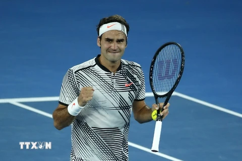 Roger Federer sau khi đánh bại đối thủ Rafael Nadal của Tây Ban Nha tại Australian Open 2017 ở Melbourne. (Nguồn: EPA/ TTXVN)