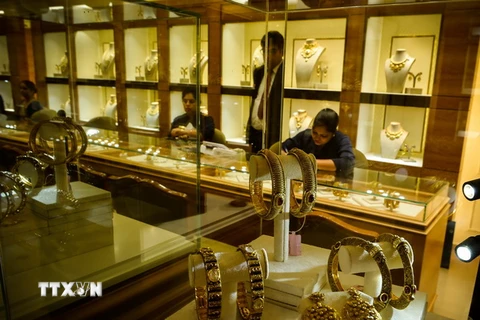 Một cửa hàng vàng ở New Delhi. (Nguồn: AFP/TTXVN)