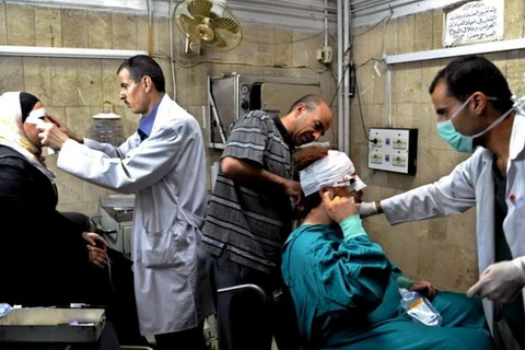 Các bác sỹ điều trị cho những nạn nhân bị thương trong một vụ nổ ở quận trung tâm Marjeh, Damascus, Syria. (Nguồn: SANA)