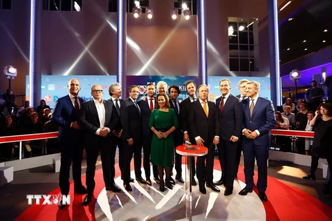 Lãnh đạo tám đảng lớn nhất tại Hà Lan sau cuộc tranh luận trên truyền hình cuối cùng ở La Haye. (Nguồn: AFP/TTXVN)