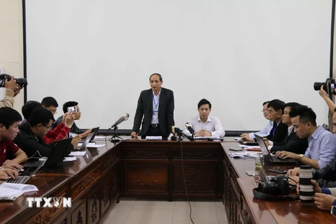 Lãnh đạo tỉnh Bắc Ninh và các cơ quan chức năng của tỉnh trao đổi thông tin với các cơ quan báo chí. (Ảnh: Thái Hùng/TTXVN)