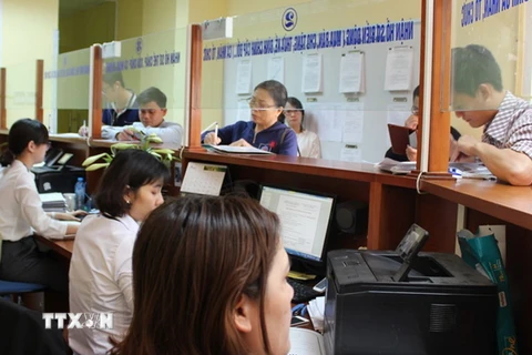 Người dân đến làm thủ tục tại bộ phận một cửa Văn phòng Đăng ký đất đai Hà Nội. (Ảnh: Đỗ Phương Anh/TTXVN)