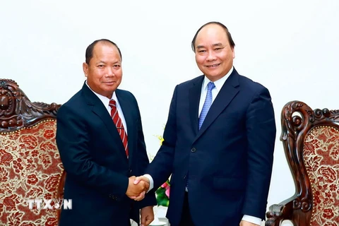 Thủ tướng Nguyễn Xuân Phúc tiếp Bộ trưởng Bộ An ninh Lào Somkeo Silavong. (Ảnh: Thống Nhất/TTXVN)